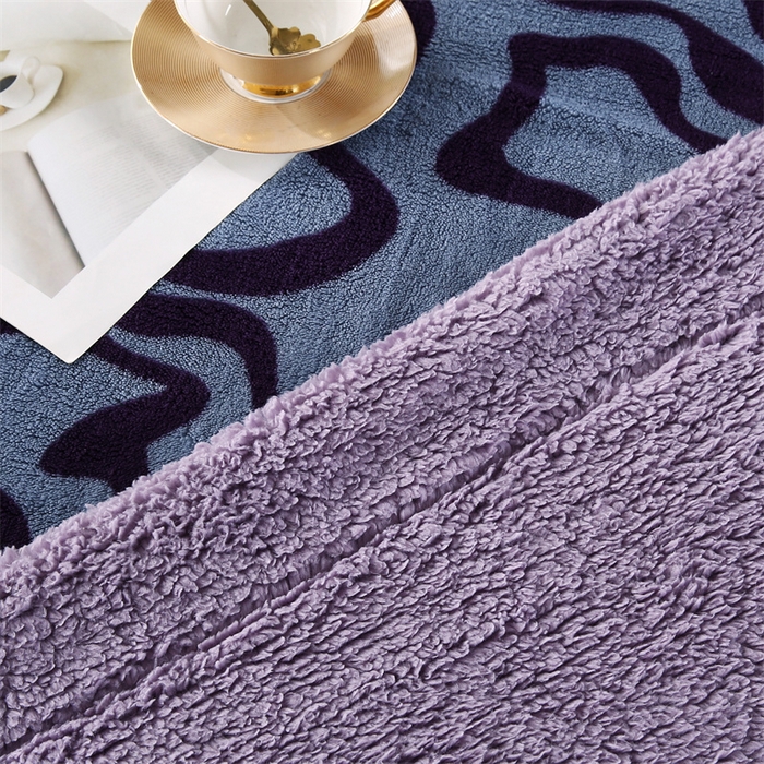 91家纺网 家纺一手货源 找家纺 巴木赫 2024新款熊猫绒配同色羊羔绒毛毯 山梗紫配色羊羔绒