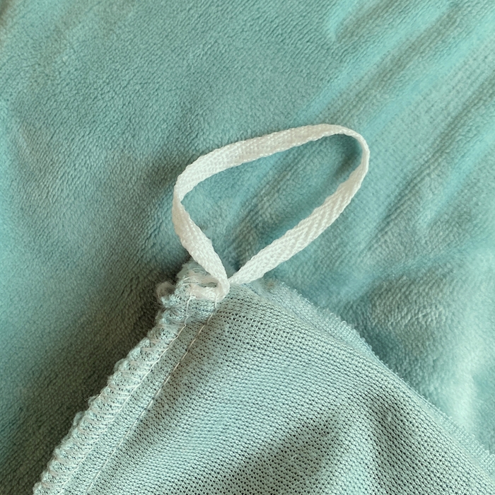 91家纺网 家纺一手货源 找家纺 一左一右 2024新款高克重加厚230克剪花雕花牛奶绒四件套7D立体蝴蝶纯色简约床笠 湖绿