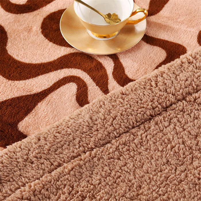 91家纺网 家纺一手货源 找家纺 巴木赫 2024新款熊猫绒配同色羊羔绒毛毯 驼咖配色羊羔绒