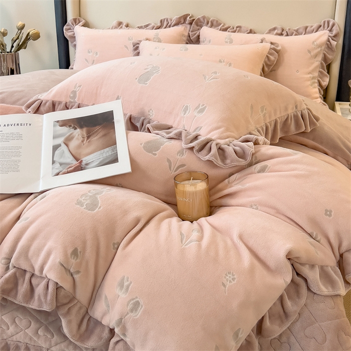 91家纺网 家纺一手货源 找家纺 2024新品A类牛奶绒韩版雕花四件套 恋爱兔-玉