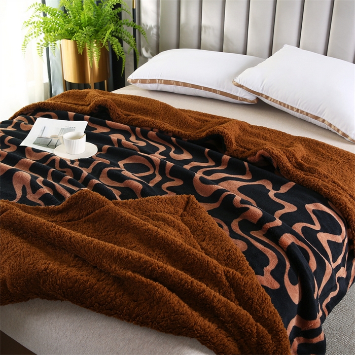 91家纺网 家纺一手货源 找家纺 巴木赫 2024新款熊猫绒配同色羊羔绒毛毯 黑茶同色羊羔绒