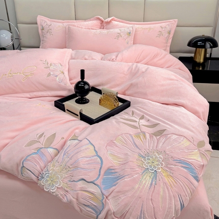 91家纺网 家纺一手货源 找家纺 星尚家纺 2024新款全消光230g牛奶绒刺绣保暖四件套-花漾 樱花粉