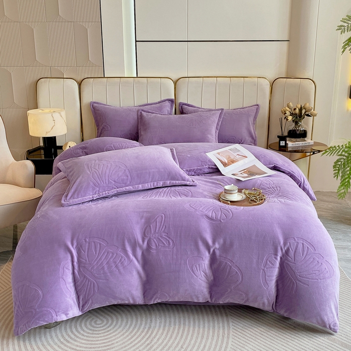 91家纺网 家纺一手货源 找家纺 一左一右 2024新款高克重加厚230克剪花雕花牛奶绒四件套7D立体蝴蝶纯色简约床笠 迷情紫