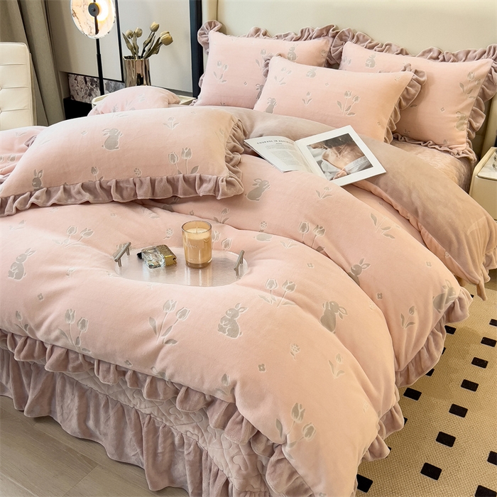 91家纺网 家纺一手货源 找家纺 2024新品A类牛奶绒韩版雕花四件套 恋爱兔-玉