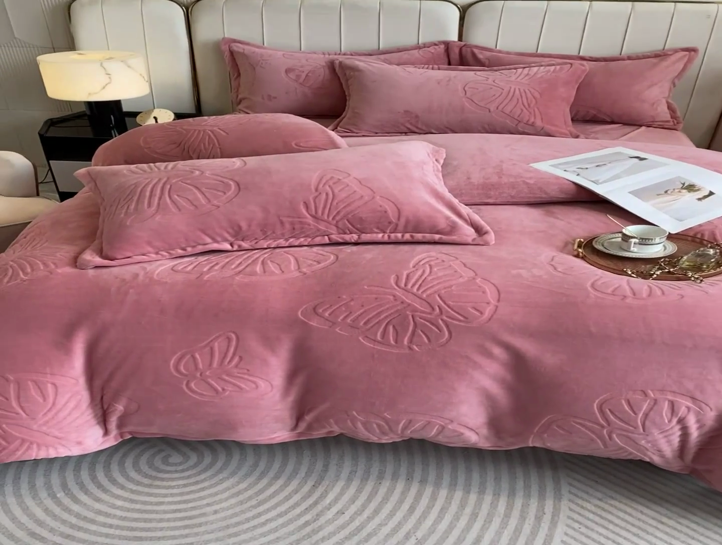 91家纺网 家纺一手货源 找家纺 一左一右 2024新款高克重加厚230克剪花雕花牛奶绒四件套7D立体蝴蝶纯色简约床笠 豆沙