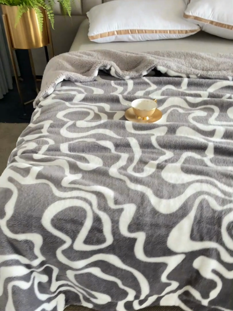 91家纺网 家纺一手货源 找家纺 巴木赫 2024新款熊猫绒配同色羊羔绒毛毯 鱼尾灰配色羊羔绒