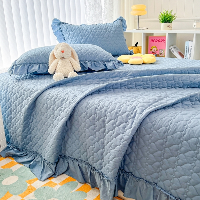 91家纺网 家纺一手货源 找家纺 暖居 2024新款250X270韩系纯色纯棉床盖三件套四件套+双面纯棉同款春秋被 天空蓝花束款