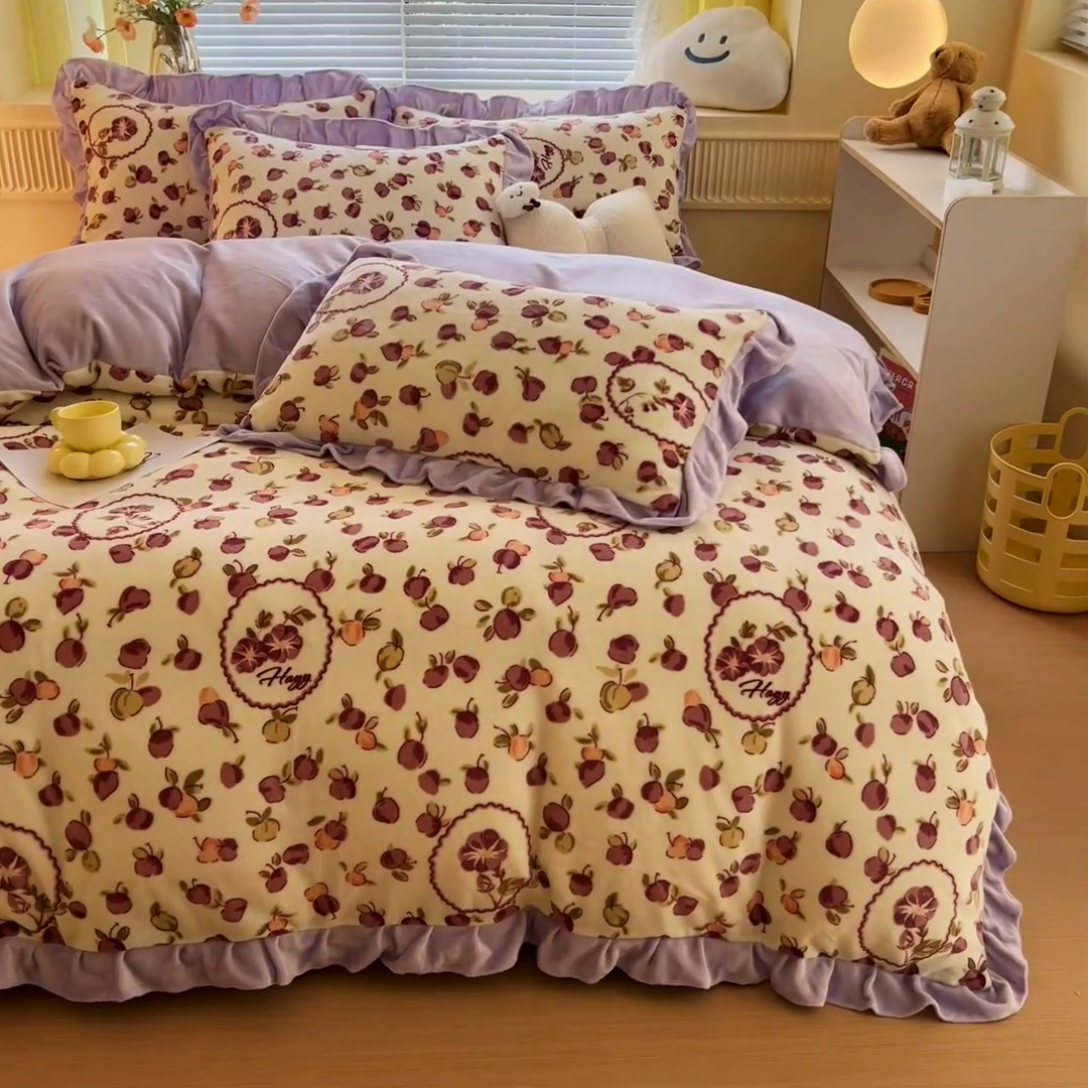 91家纺网 家纺一手货源 找家纺 找底底家纺 2024新款牛奶绒印花四件套 小浆果