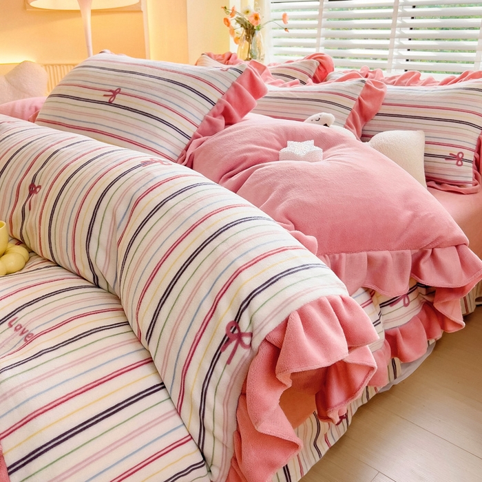 91家纺网 家纺一手货源 找家纺 找底底家纺 2024新款牛奶绒印花四件套 彩条蝴蝶结