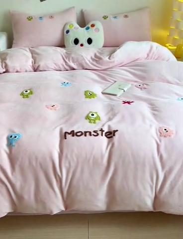 91家纺网 家纺一手货源 找家纺 梦之岛 2024新款多巴胺小怪兽可爱牛奶绒毛巾绣四件套 小怪兽-粉