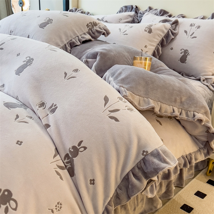 91家纺网 家纺一手货源 找家纺 2024新品A类牛奶绒韩版雕花四件套 恋爱兔-浅咖