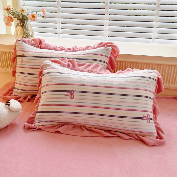 91家纺网 家纺一手货源 找家纺 找底底家纺 2024新款牛奶绒印花四件套 彩条蝴蝶结