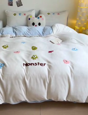 91家纺网 家纺一手货源 找家纺 梦之岛 2024新款多巴胺小怪兽可爱牛奶绒毛巾绣四件套 小怪兽-白蓝