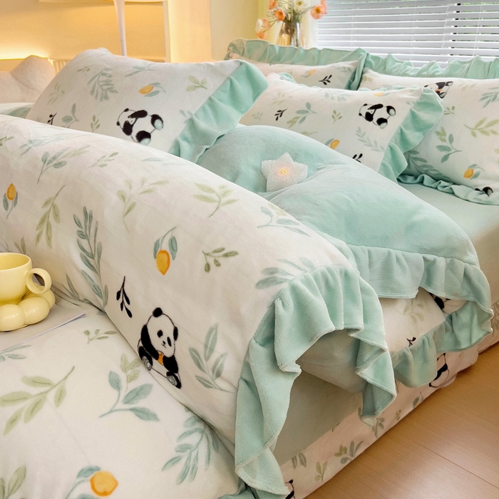 91家纺网 家纺一手货源 找家纺 找底底家纺 2024新款牛奶绒印花四件套 熊猫抱竹