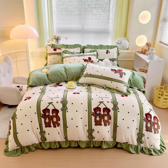 91家纺网 家纺一手货源 找家纺 找底底家纺 2024新款牛奶绒印花四件套 苹果熊