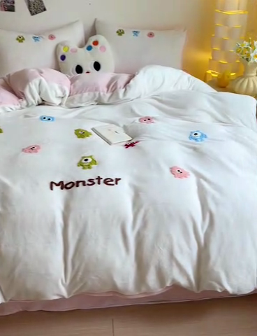 91家纺网 家纺一手货源 找家纺 梦之岛 2024新款多巴胺小怪兽可爱牛奶绒毛巾绣四件套 小怪兽-白粉