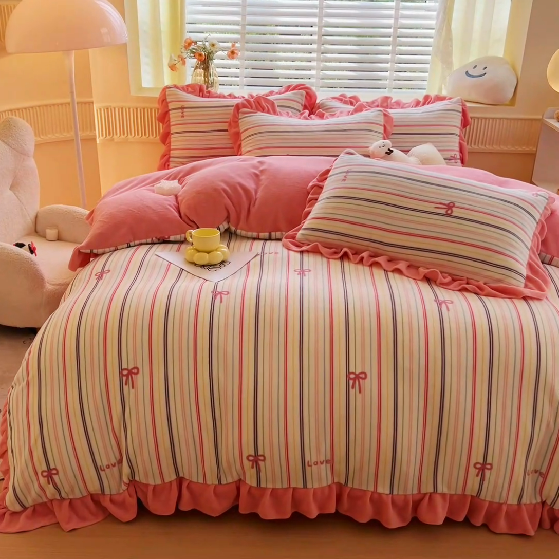 91家纺网 家纺一手货源 找家纺 找底底家纺 2024新款牛奶绒印花四件套 彩条蝴蝶结