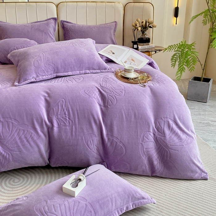 91家纺网 家纺一手货源 找家纺 一左一右 2024新款高克重加厚230克剪花雕花牛奶绒四件套7D立体蝴蝶纯色简约床笠 迷情紫