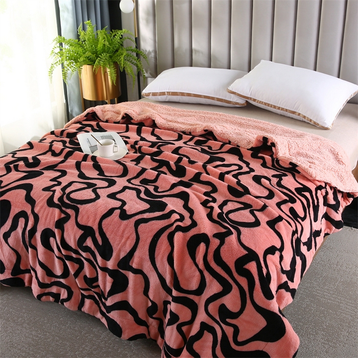 91家纺网 家纺一手货源 找家纺 巴木赫 2024新款熊猫绒配同色羊羔绒毛毯 妃红配色羊羔绒