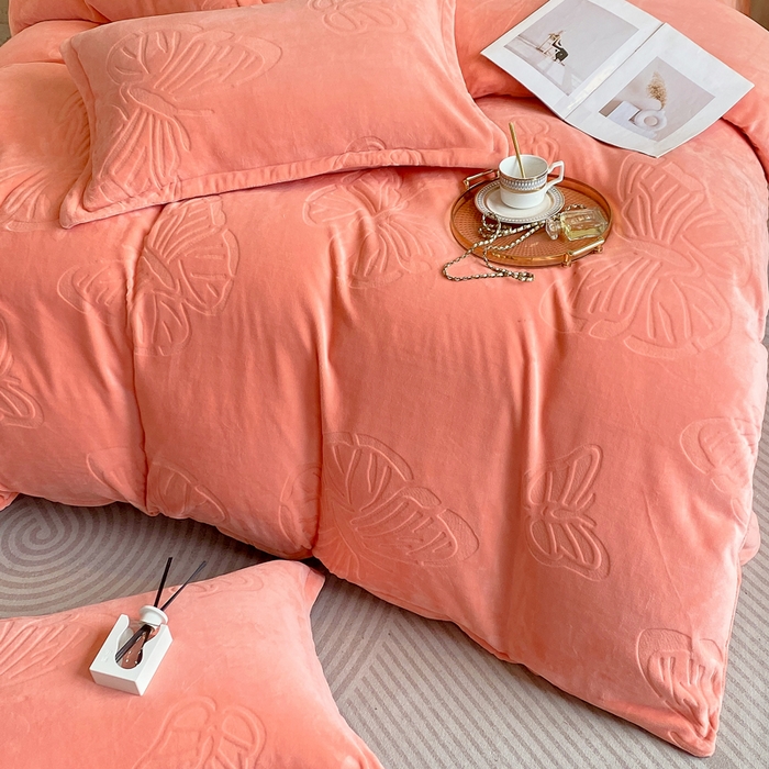 91家纺网 家纺一手货源 找家纺 一左一右 2024新款高克重加厚230克剪花雕花牛奶绒四件套7D立体蝴蝶纯色简约床笠 迷人粉