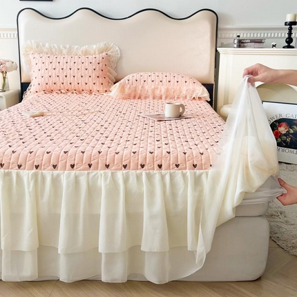 91家纺网 家纺一手货源 找家纺 （总）恋尚 2025新款印花蜜桃棉夹棉床笠式单床裙韩版花边床裙