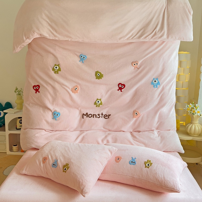 91家纺网 家纺一手货源 找家纺 梦之岛 2024新款多巴胺小怪兽可爱牛奶绒毛巾绣四件套 小怪兽-粉