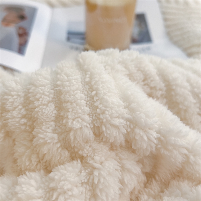 91家纺网 家纺一手货源 找家纺 2024新品塔肤绒保暖舒适冬被子被芯 布拉格-象牙白