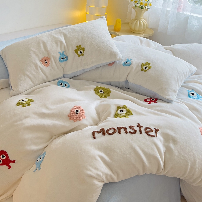 91家纺网 家纺一手货源 找家纺 梦之岛 2024新款多巴胺小怪兽可爱牛奶绒毛巾绣四件套 小怪兽-白蓝