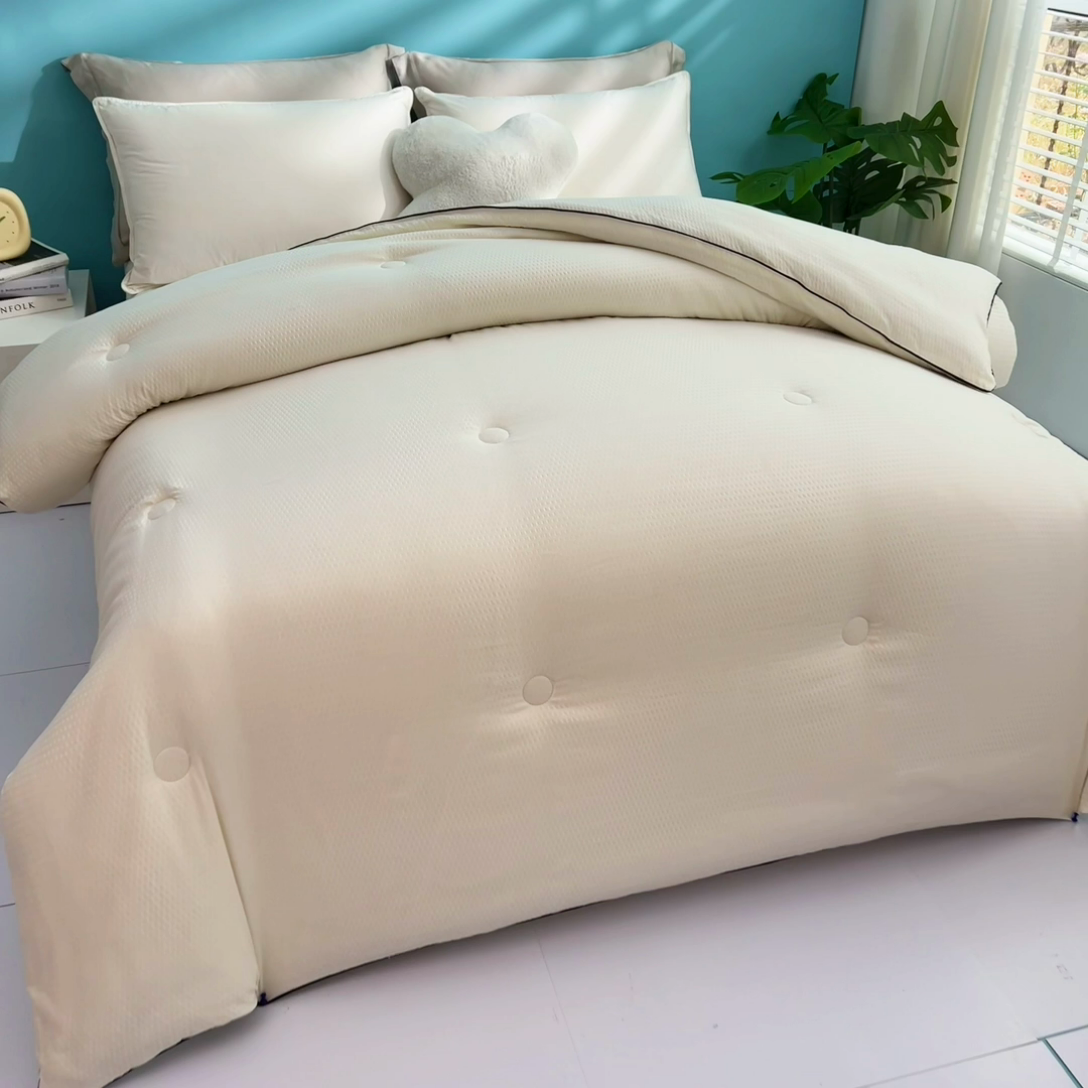 91家纺网 家纺一手货源 找家纺 暖阁 2025新款亲肤压泡豆豆羽丝被冬被春秋被被子被芯 奶白色