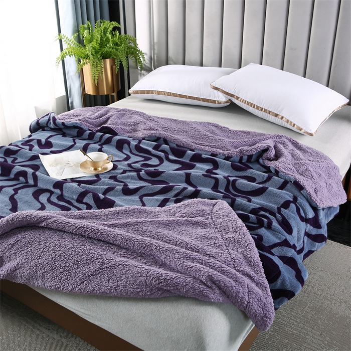 91家纺网 家纺一手货源 找家纺 巴木赫 2024新款熊猫绒配同色羊羔绒毛毯 山梗紫配色羊羔绒