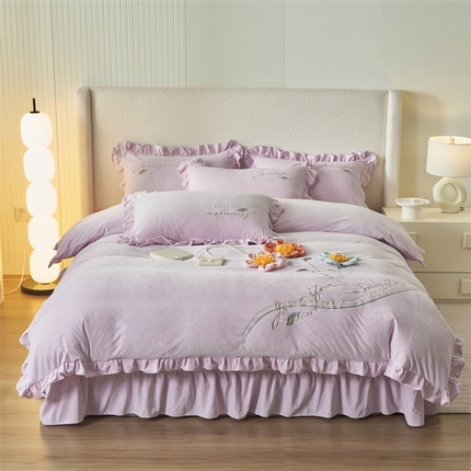 91家纺网 家纺一手货源 找家纺 2024新款向阳花开宝宝绒刺绣四件套 温馨紫