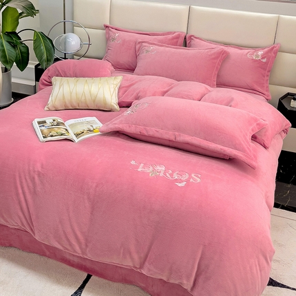 91家纺网 家纺一手货源 找家纺 星尚家纺 2024新款全消光230g牛奶绒刺绣保暖四件套-迪美 豆沙粉