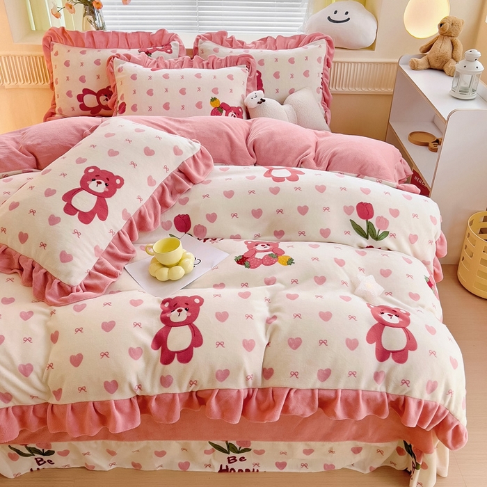 91家纺网 家纺一手货源 找家纺 找底底家纺 2024新款牛奶绒印花四件套 爱心熊