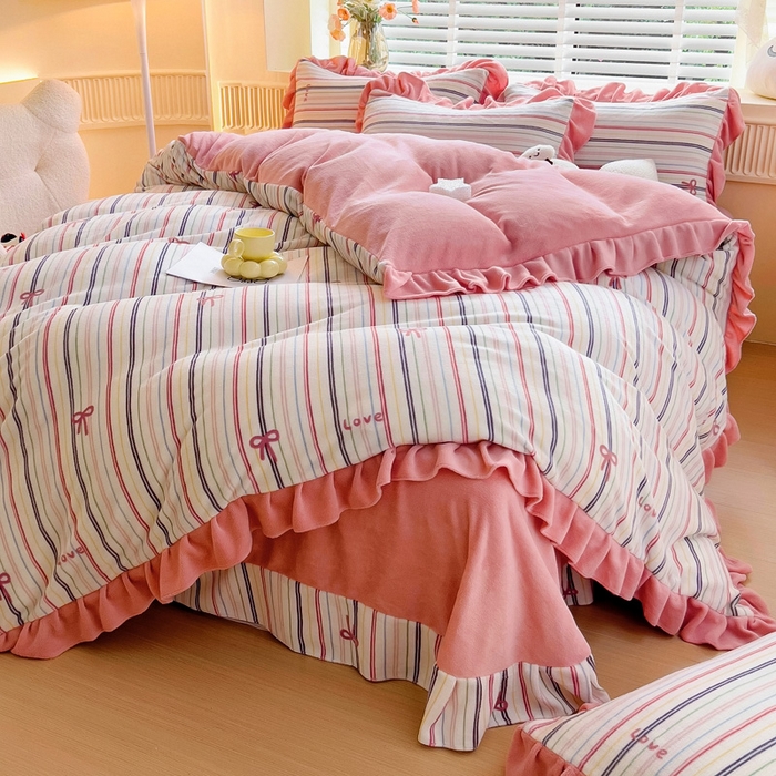 91家纺网 家纺一手货源 找家纺 找底底家纺 2024新款牛奶绒印花四件套 彩条蝴蝶结