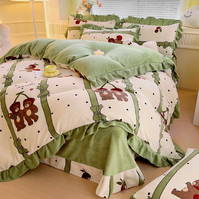 91家纺网 家纺一手货源 找家纺 找底底家纺 2024新款牛奶绒印花四件套 苹果熊