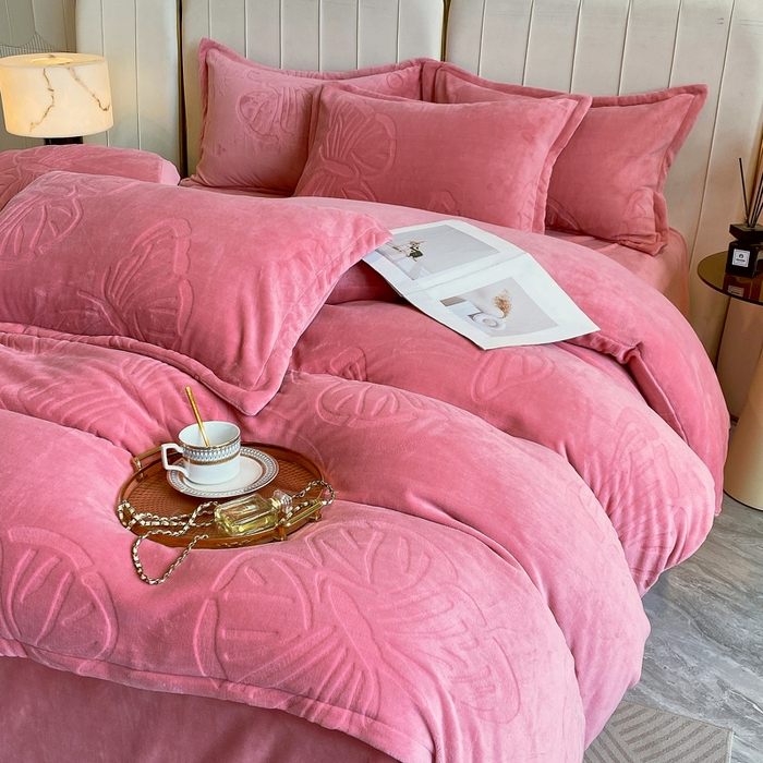 91家纺网 家纺一手货源 找家纺 一左一右 2024新款高克重加厚230克剪花雕花牛奶绒四件套7D立体蝴蝶纯色简约床笠 豆沙