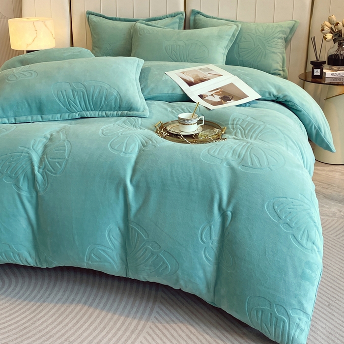 91家纺网 家纺一手货源 找家纺 一左一右 2024新款高克重加厚230克剪花雕花牛奶绒四件套7D立体蝴蝶纯色简约床笠 湖绿