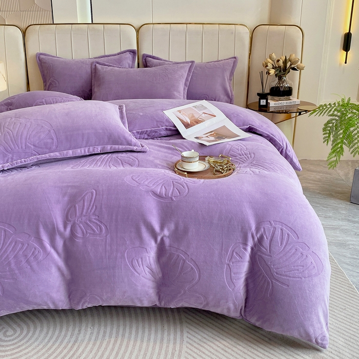 91家纺网 家纺一手货源 找家纺 一左一右 2024新款高克重加厚230克剪花雕花牛奶绒四件套7D立体蝴蝶纯色简约床笠 迷情紫