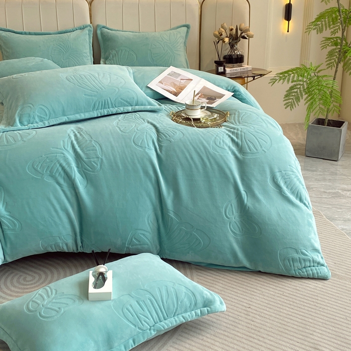 91家纺网 家纺一手货源 找家纺 一左一右 2024新款高克重加厚230克剪花雕花牛奶绒四件套7D立体蝴蝶纯色简约床笠 湖绿