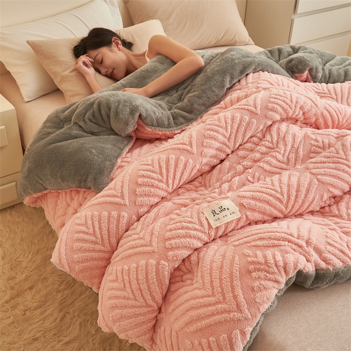 91家纺网 家纺一手货源 找家纺 2024新品塔肤绒保暖舒适冬被子被芯 枫叶-美人玉
