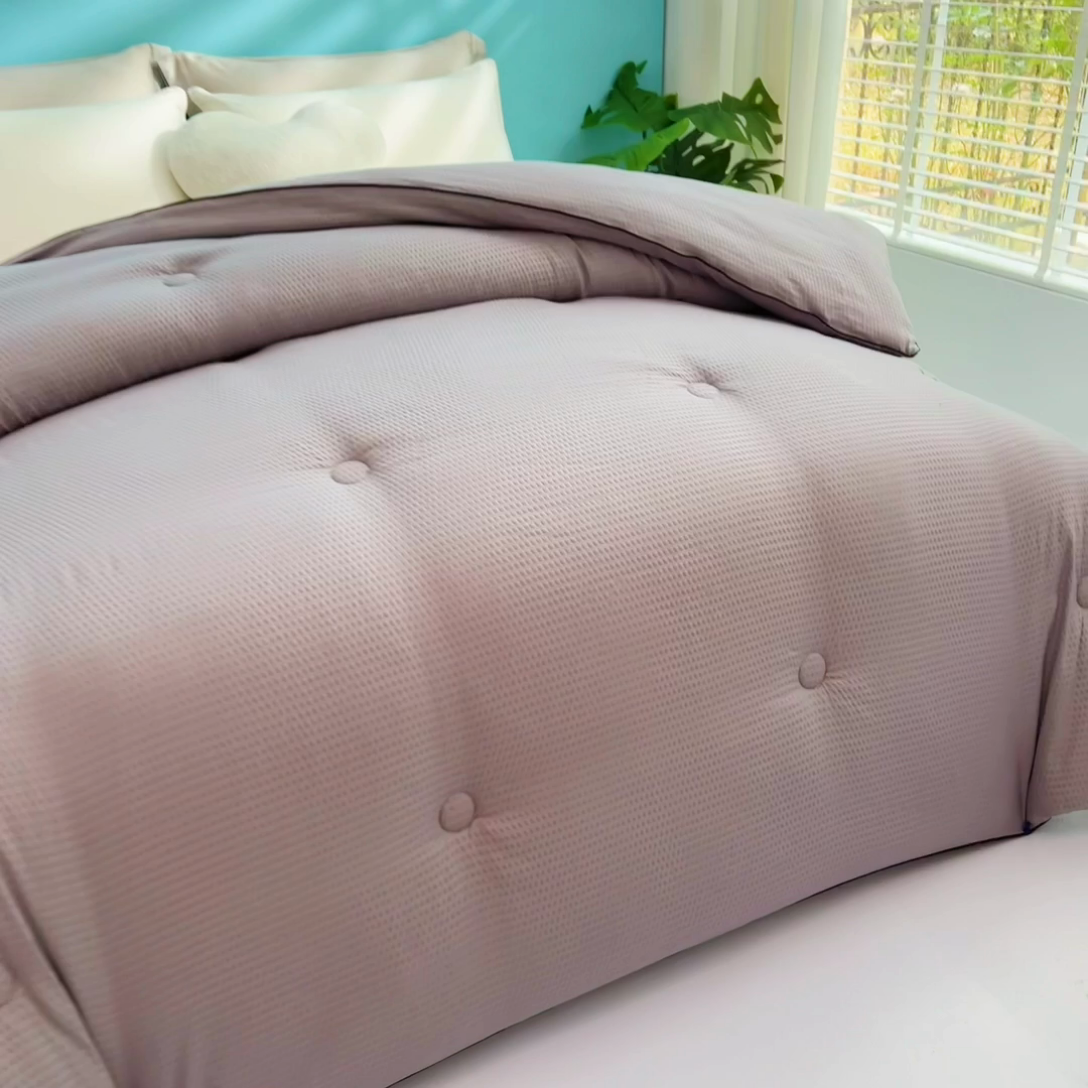 91家纺网 家纺一手货源 找家纺 暖阁 2025新款亲肤压泡豆豆羽丝被冬被春秋被被子被芯 玉色