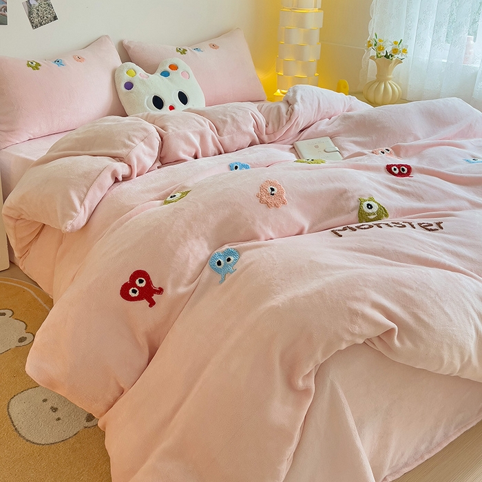 91家纺网 家纺一手货源 找家纺 梦之岛 2024新款多巴胺小怪兽可爱牛奶绒毛巾绣四件套 小怪兽-粉