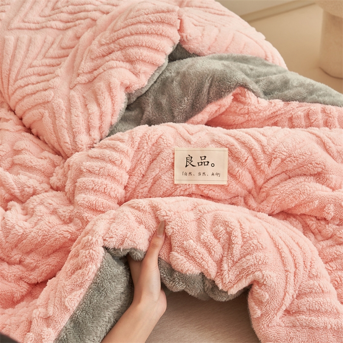 91家纺网 家纺一手货源 找家纺 2024新品塔肤绒保暖舒适冬被子被芯 枫叶-美人玉