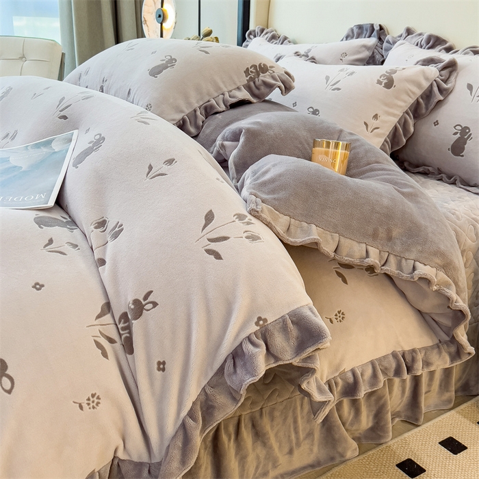 91家纺网 家纺一手货源 找家纺 2024新品A类牛奶绒韩版雕花四件套 恋爱兔-浅咖