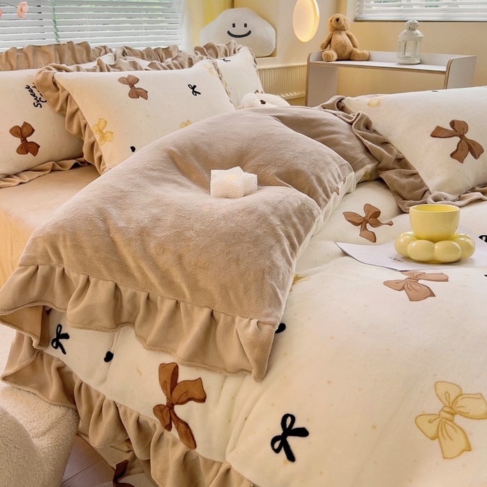 91家纺网 家纺一手货源 找家纺 找底底家纺 2024新款牛奶绒印花四件套 奶咖蝴蝶结