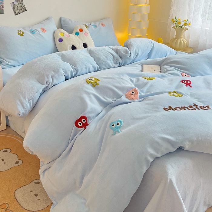 91家纺网 家纺一手货源 找家纺 梦之岛 2024新款多巴胺小怪兽可爱牛奶绒毛巾绣四件套 小怪兽-蓝