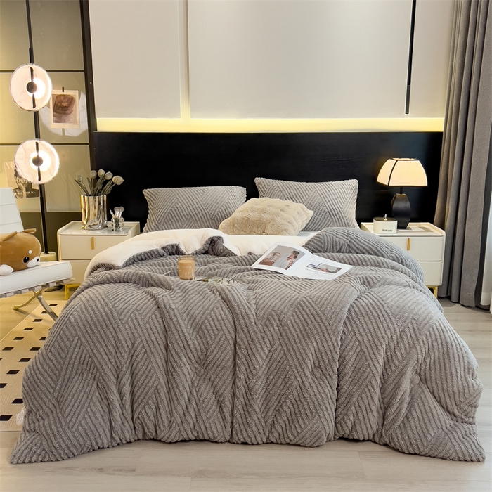 91家纺网 家纺一手货源 找家纺 2024新品塔肤绒保暖舒适冬被子被芯 布拉格-浅灰