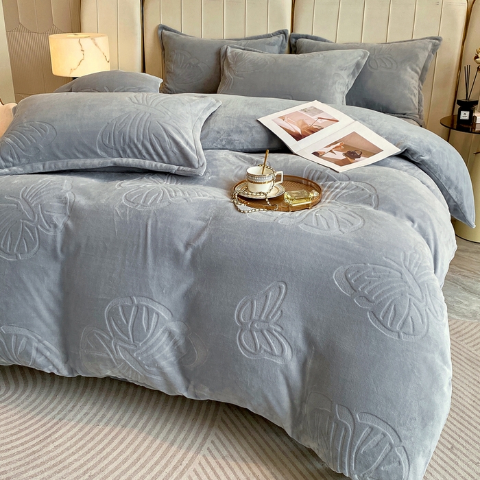 91家纺网 家纺一手货源 找家纺 一左一右 2024新款高克重加厚230克剪花雕花牛奶绒四件套7D立体蝴蝶纯色简约床笠 典雅灰