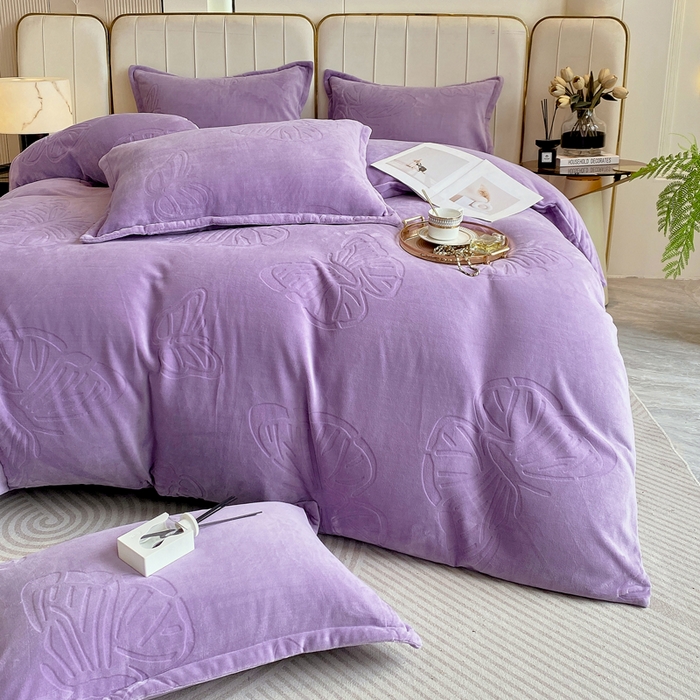 91家纺网 家纺一手货源 找家纺 一左一右 2024新款高克重加厚230克剪花雕花牛奶绒四件套7D立体蝴蝶纯色简约床笠 迷情紫