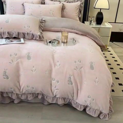 91家纺网 家纺一手货源 找家纺 2024新品A类牛奶绒韩版雕花四件套 恋爱兔-玉